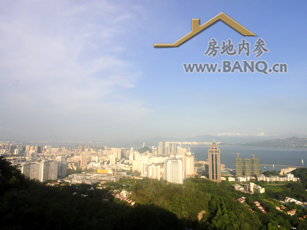 导读: 湾区纠误:你所不知道的深港湾区 湾区物业,梦想之地:顶级富人区的代名词 价值重估:深港湾区十大湾区物业集 一、后海湾:纯水岸、天鹅堡、香山里、燕晗山居 二、前海湾:翡丽郡、圣拿威、西城雅筑、龙光世纪大厦 三、蛇口:伍兹公寓、鲸山别墅9期 正文: 湾区纠误:你所不知道的深港湾区 大部分人都知道有深圳湾,但如果不是资深深圳人,恐怕没几个人知道,深港湾区到底包含了哪些湾。在地图上可以看到,深圳湾是介乎香港新界西北部