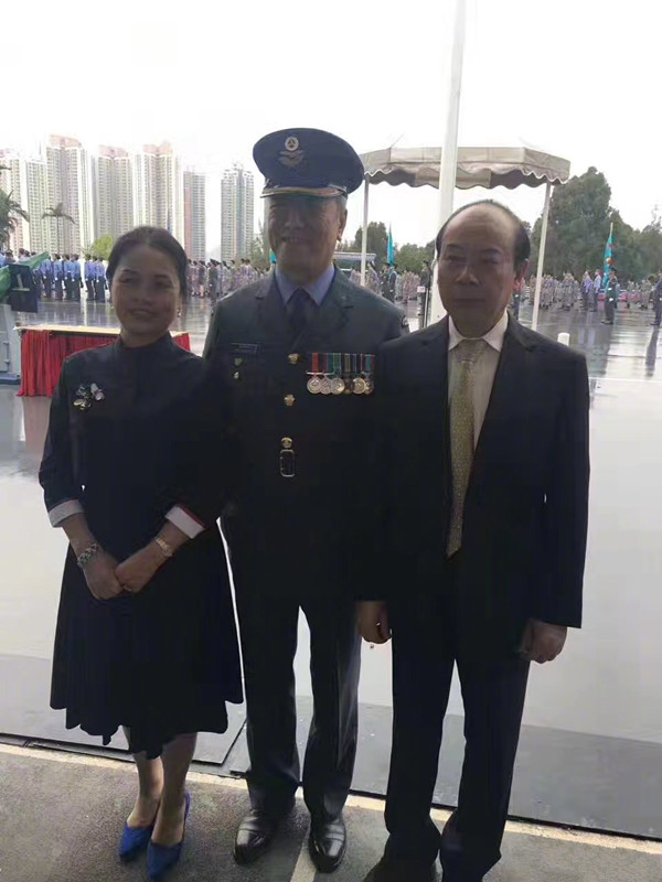 恒裕龚俊龙夫妇香港检阅蓝帽子部队